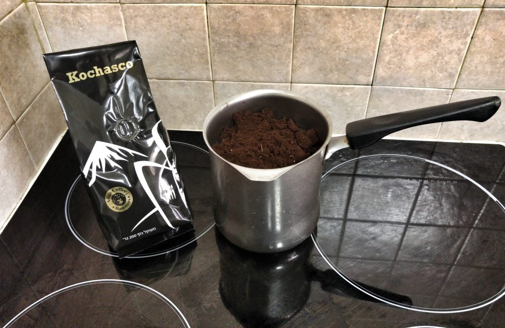 קפה שחור השלב הראשון - הוספת הקפה לתוך הפינג'אן